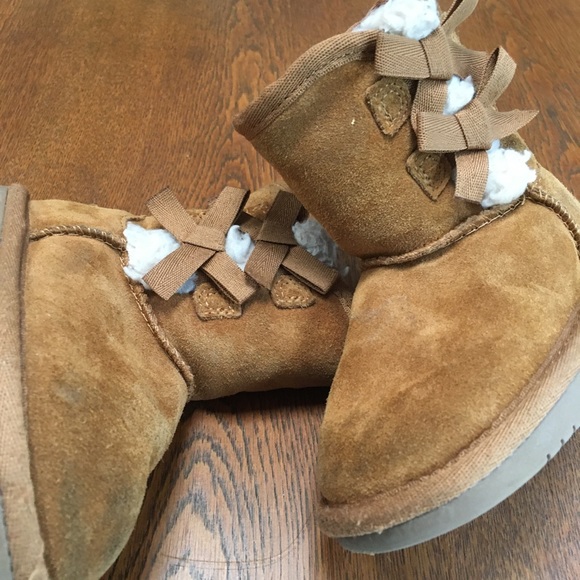 UGGS Koolaburra kids 7 w/dainty bows & row of plush sheepskin peeking from bows. - Picture 3 of 10